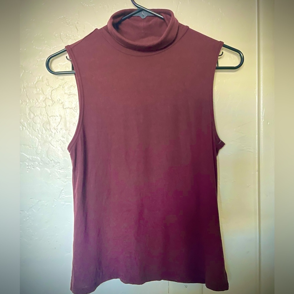 Theory sleeveless turtleneck medium red/brown
